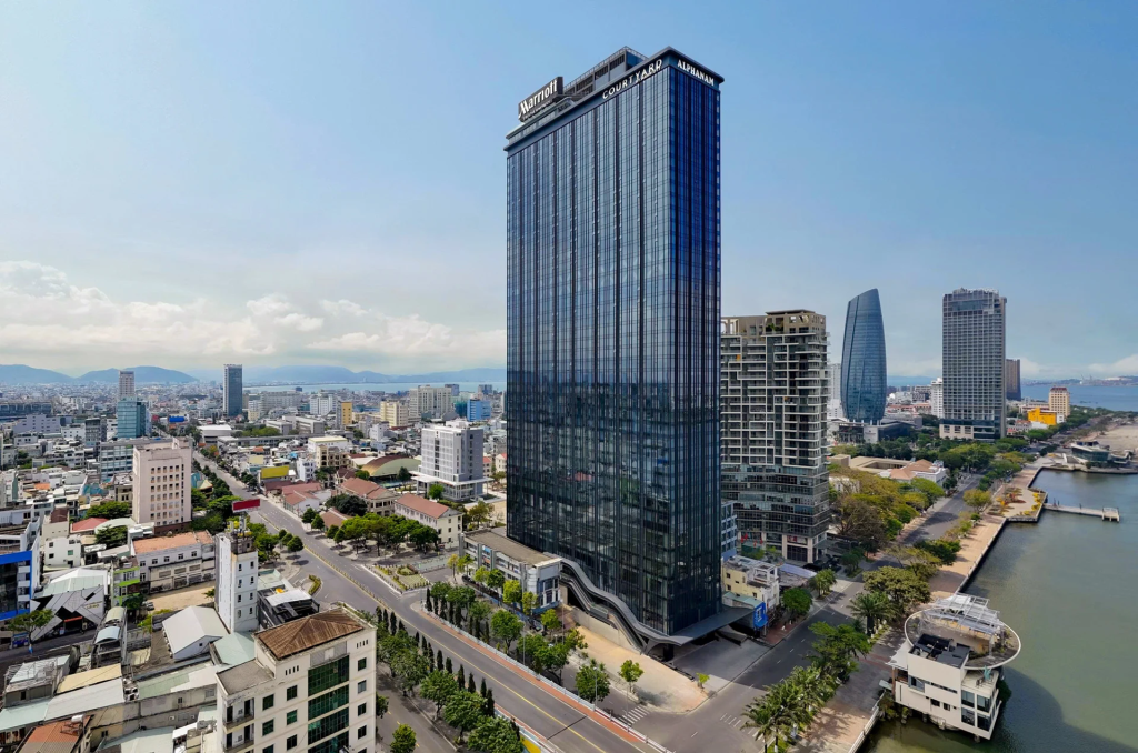 M Landmark Residences có vị trí đắc địa tại "Km 00" của Đà Nẵng, gần toà nhà trung tâm hành chính tập trung và cung đường ven sông Hàn danh giá và sôi động bậc nhất thành phố đáng sống nhất Việt Nam.
