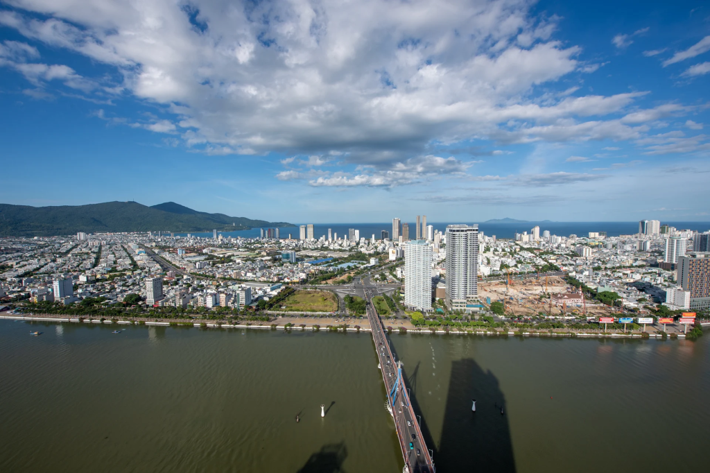 Dưới chân toà nhà là cây cầu quay biểu tượng của Đà Nẵng nối trung tâm thành phố với biển Mỹ Khê.