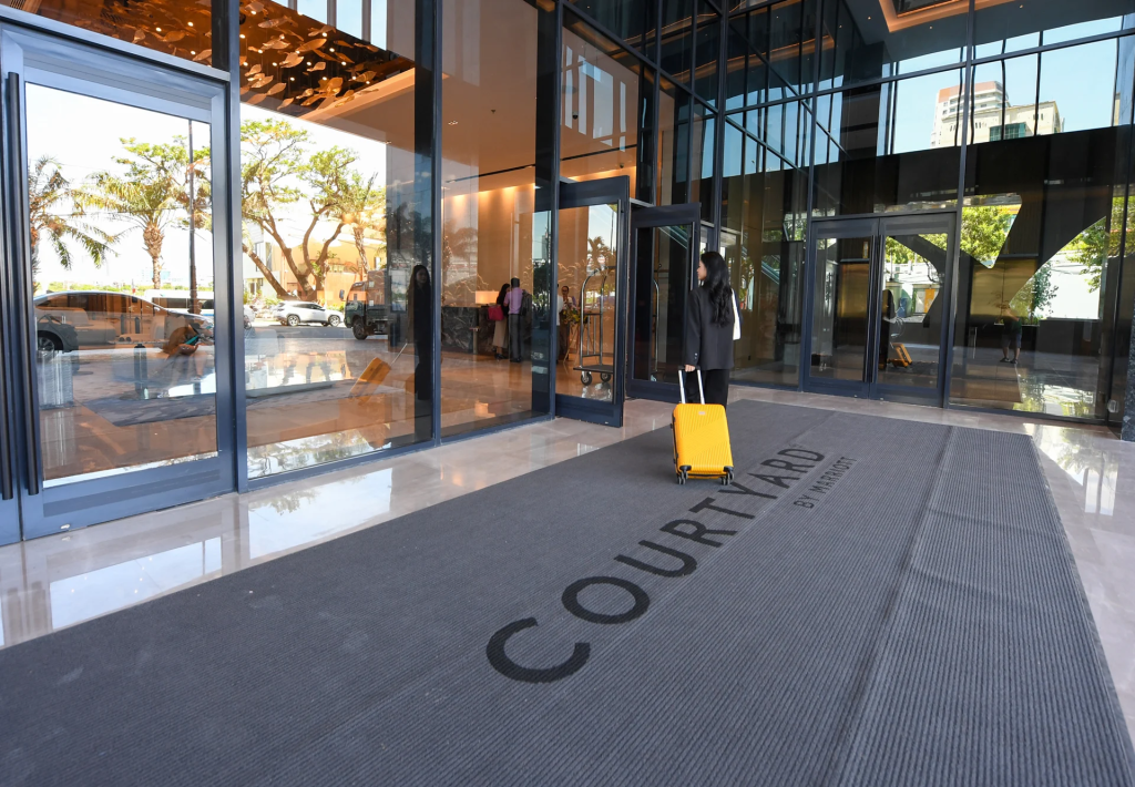 Phần thấp hơn của toà nhà là khách sạn Courtyard by Marriott Danang Han River - khách sạn mang thương hiệu Courtyard by Marriott đầu tiên tại Việt Nam mới được đưa vào hoạt động vào ngày 28/5.
