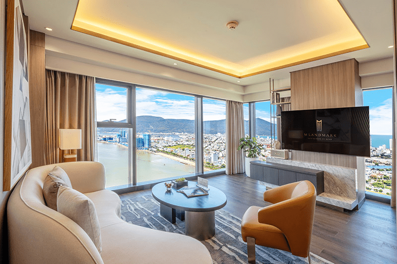 Một hướng view về cầu Thuận Phước, sông Hàn và biển xanh.