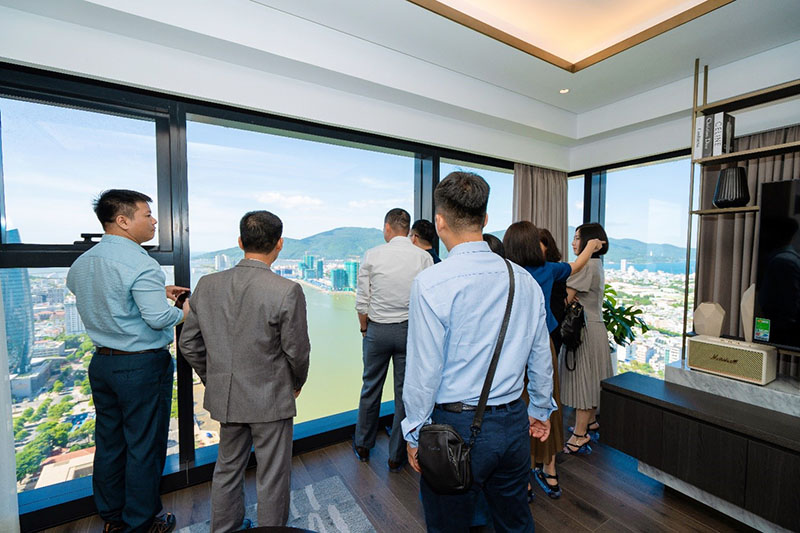 Khách hàng choáng ngợp bởi tầm view panorama tuyệt mỹ, không thể sao chép.